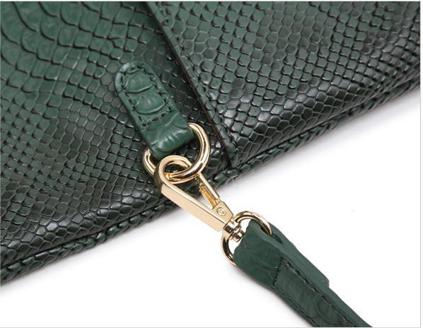 Female folding clutch bag - serpentine grain