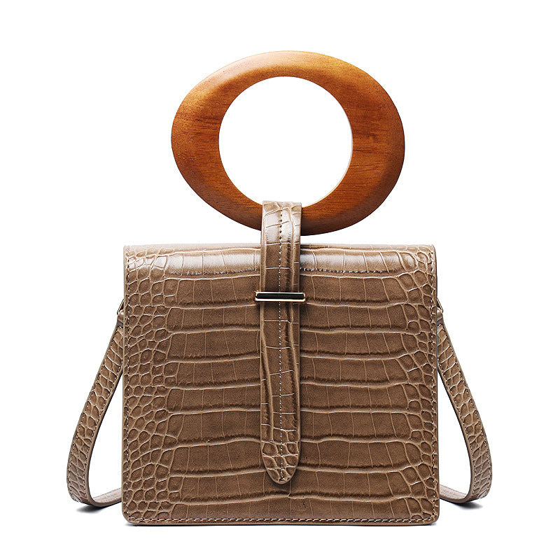 Handbag with ring wooden handle