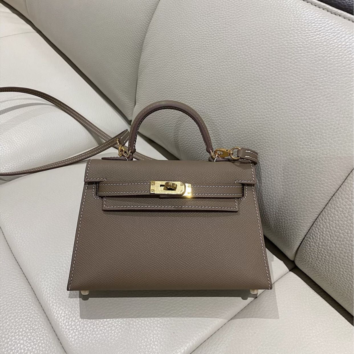 Classic design small Kelly bag