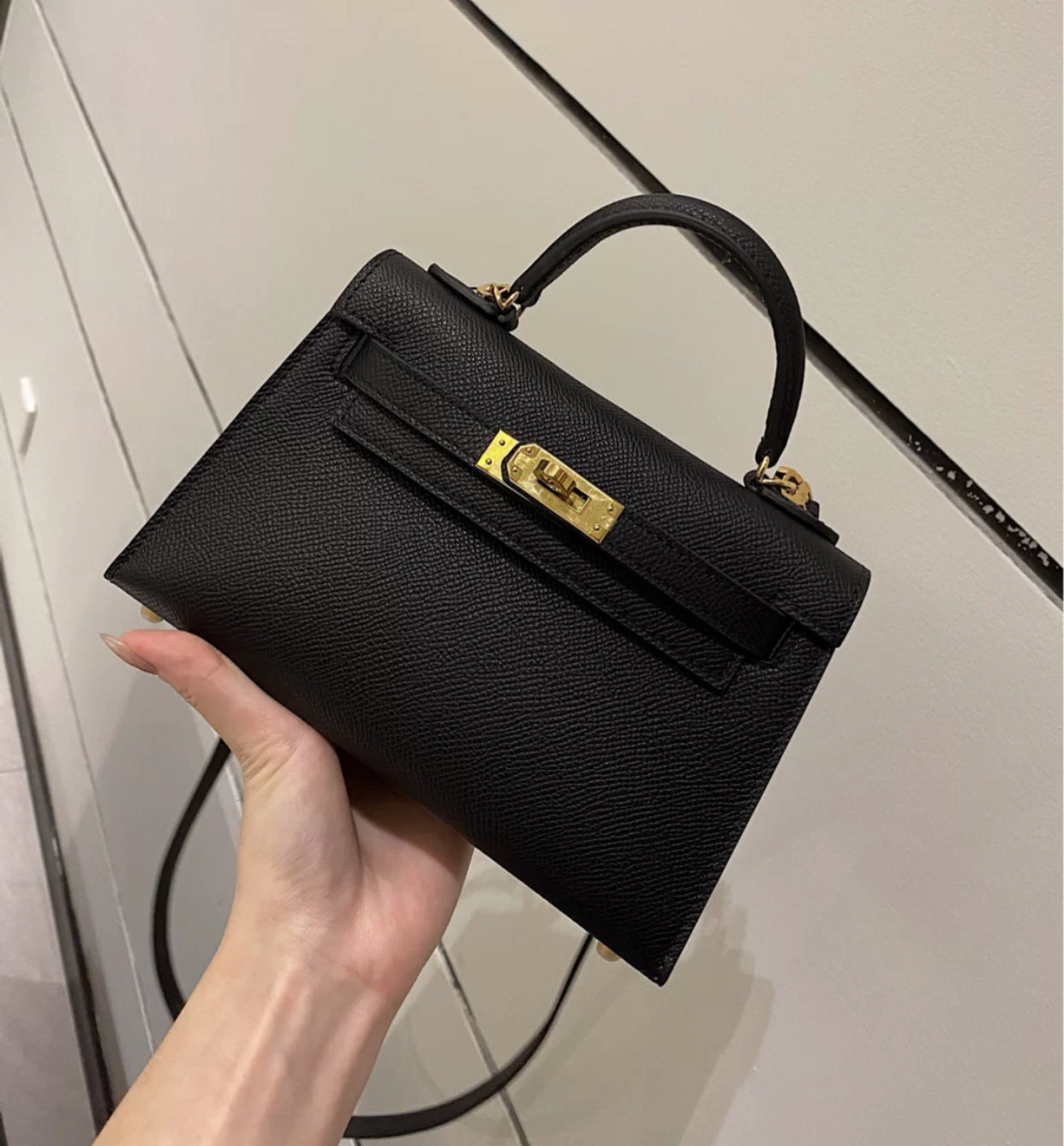 Classic design small Kelly bag